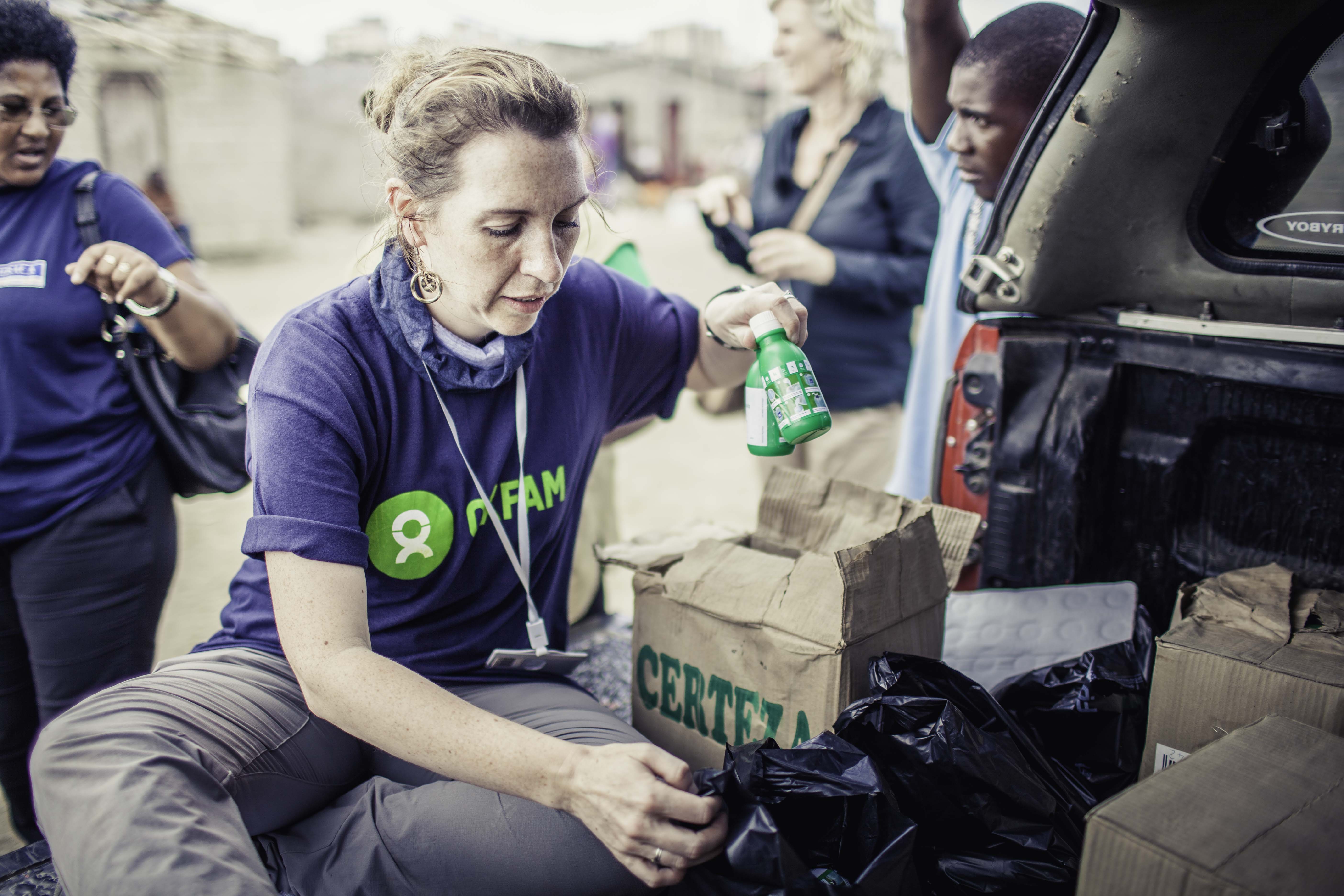 Michelle, a public health promotion advisor, packing chlorine bottles for households in Mozambique. One drop will disinfect a jerry can of 20 litres of water. (Photo: Micas Mondlane / Oxfam Novib)